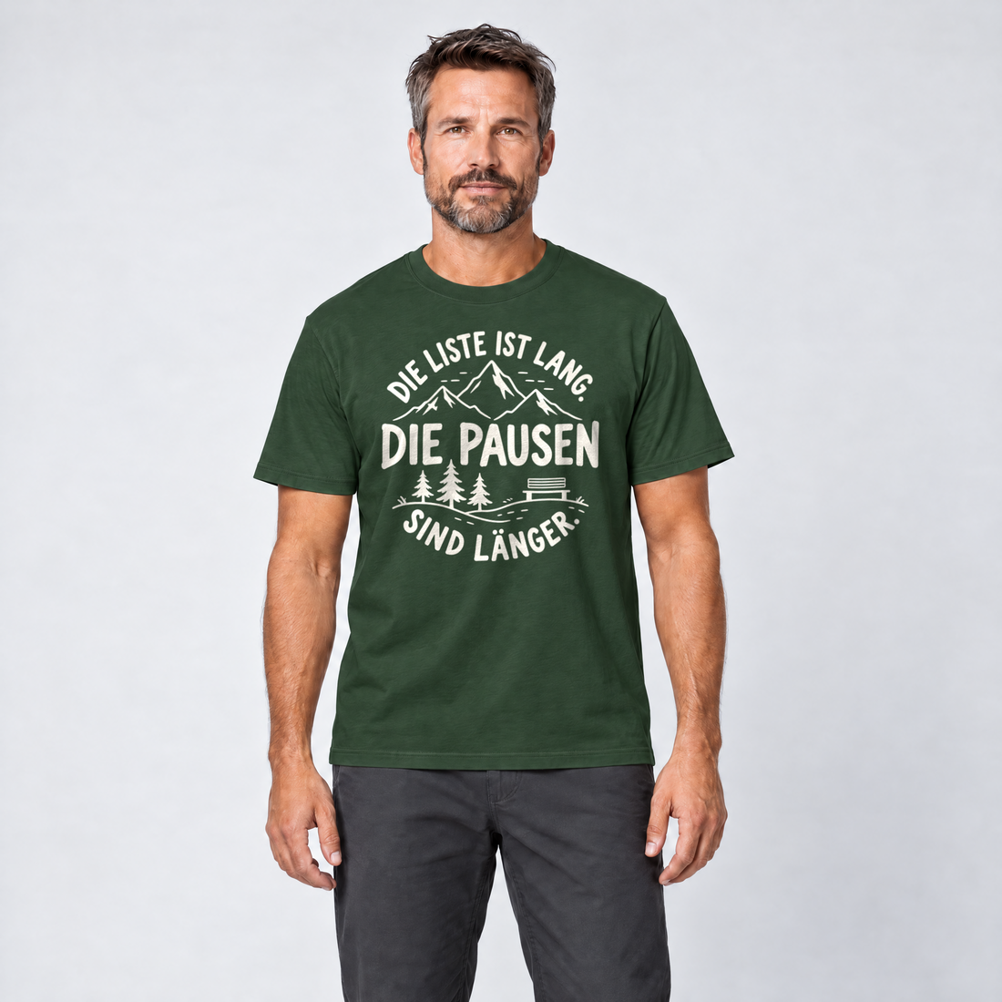 Mann trägt Die Pausen sind länger – T-Shirt Unisex in Flaschengrün, Ansicht von vorn