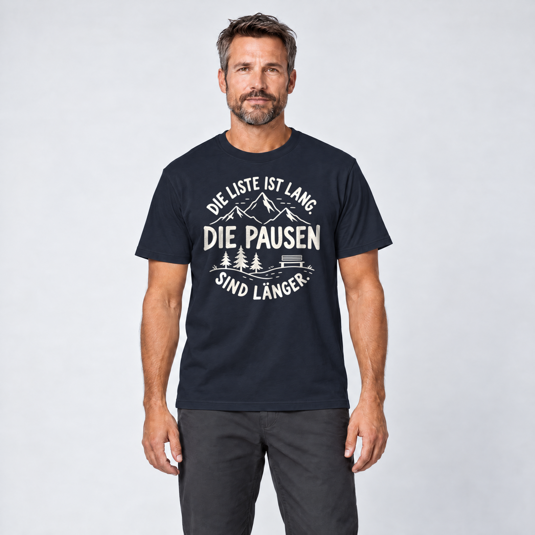 Mann trägt Die Pausen sind länger – T-Shirt Unisex in Navy, Ansicht von vorn