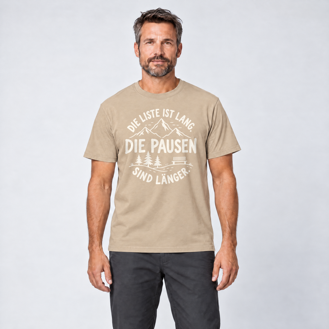 Mann trägt Die Pausen sind länger – T-Shirt Unisex in Sand, Ansicht von vorn