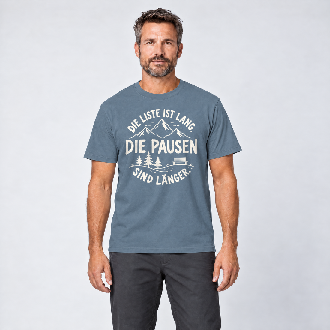 Mann trägt Die Pausen sind länger – T-Shirt Unisex in Steinblau, Ansicht von vorn