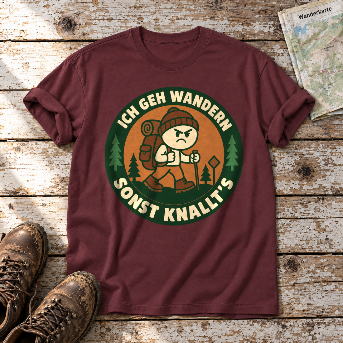 Sonst knallt’s – T-Shirt Unisex in Bordeaux, flach liegend auf alten Holzbrettern mit Wanderschuhen und Wanderkarte.
