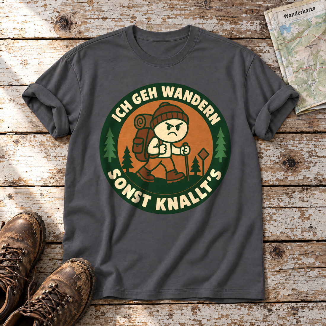 Sonst knallt’s – T-Shirt Unisex in Dunkelgrau, flach liegend auf alten Holzbrettern mit Wanderschuhen und Wanderkarte.