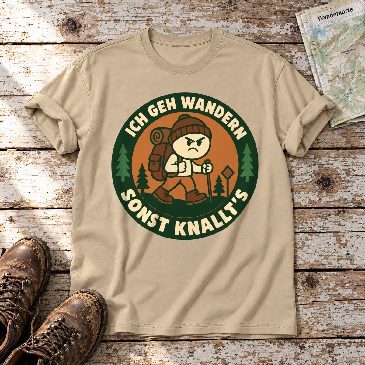 Sonst knallt’s – T-Shirt Unisex in Sand, flach liegend auf alten Holzbrettern mit Wanderschuhen und Wanderkarte.