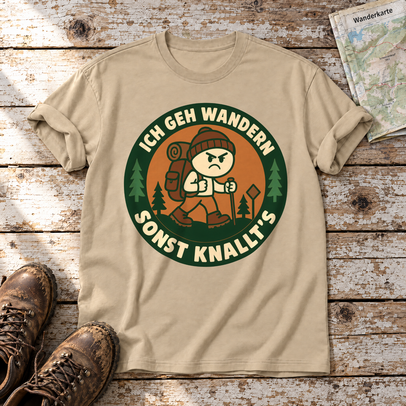 Sonst knallt’s – T-Shirt Unisex in Sand, flach liegend auf alten Holzbrettern mit Wanderschuhen und Wanderkarte.