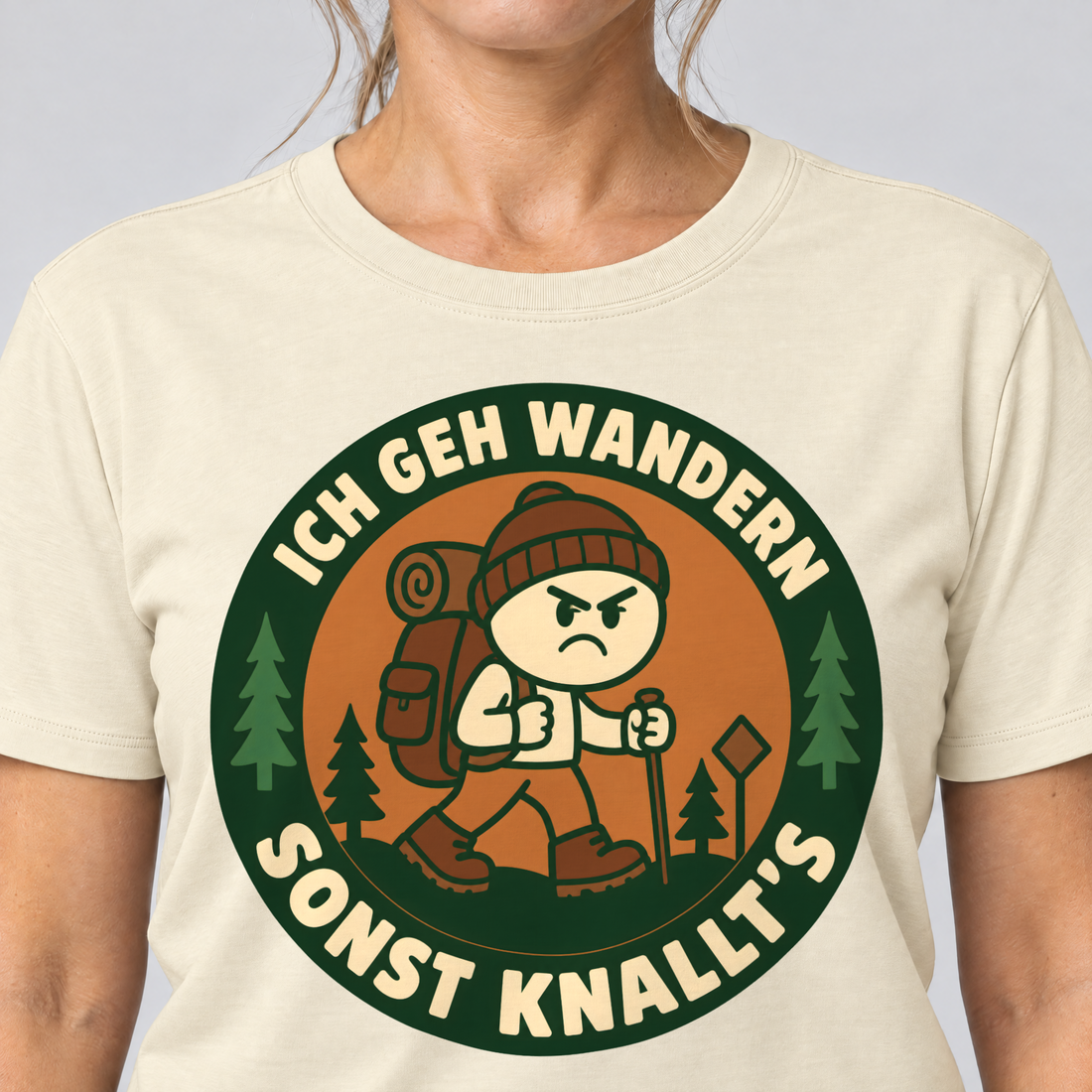 Nahaufnahme des Drucks: Sonst knallt’s – T-Shirt Unisex in Natur, von einer Frau getragen