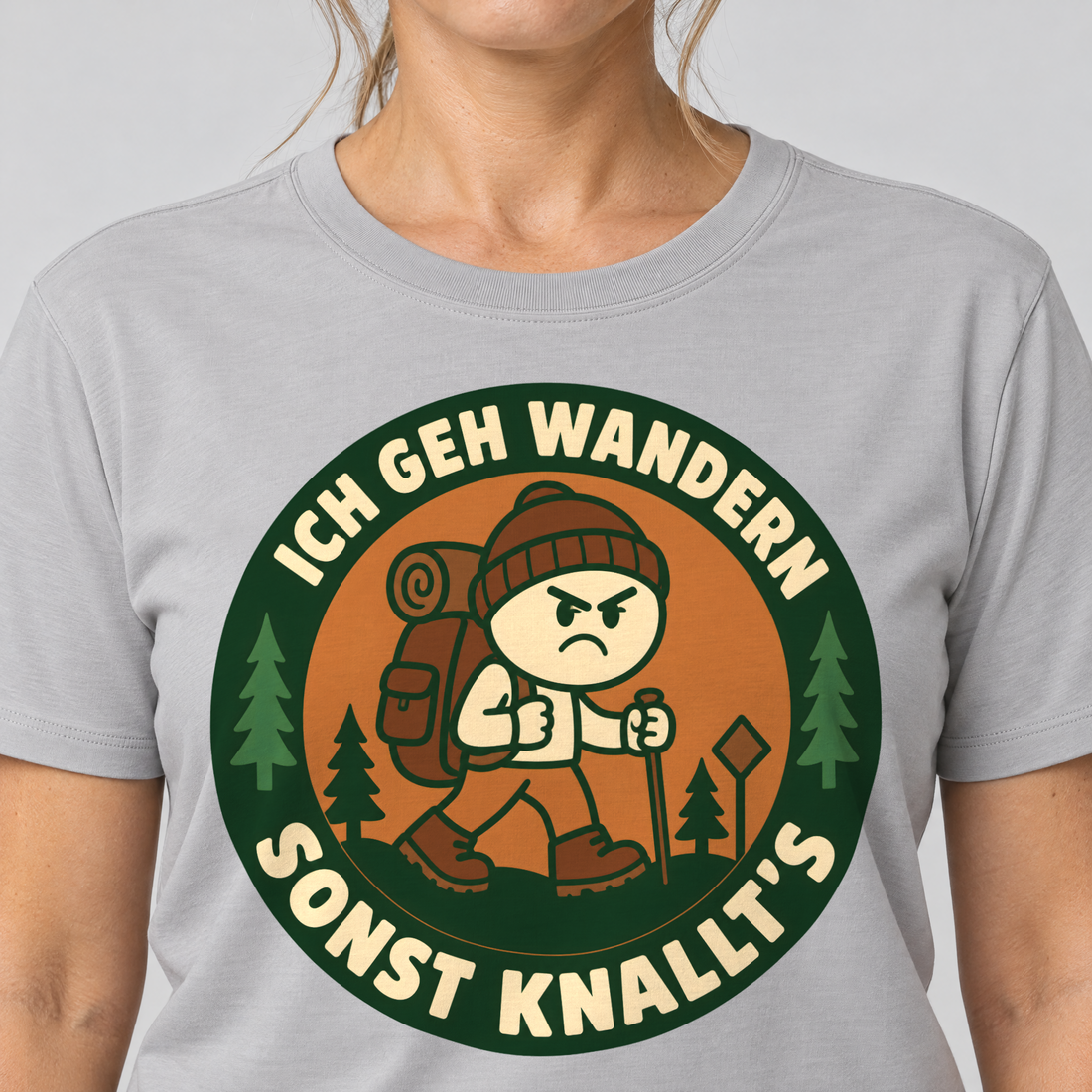 Nahaufnahme des Drucks: Sonst knallt’s – T-Shirt Unisex in Hellgrau, von einer Frau getragen
