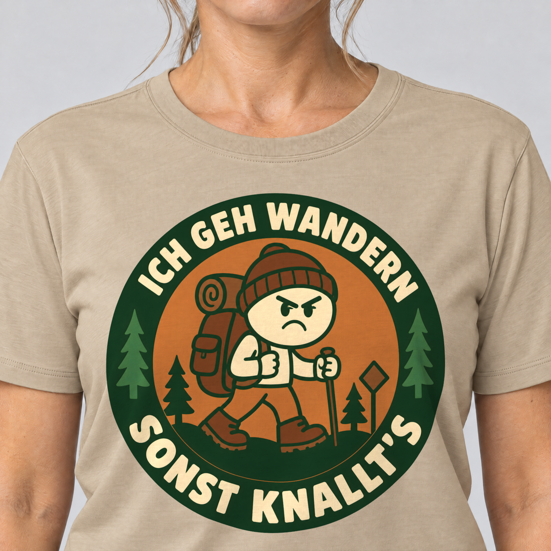 Nahaufnahme des Drucks: Sonst knallt’s – T-Shirt Unisex in Sand, von einer Frau getragen
