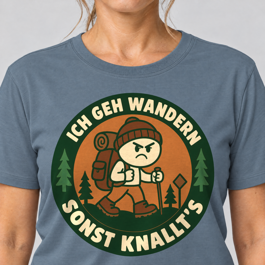 Nahaufnahme des Drucks: Sonst knallt’s – T-Shirt Unisex in Steinblau, von einer Frau getragen