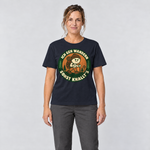 Frau trägt Sonst knallt’s – T-Shirt Unisex in Navy, Ansicht von vorn