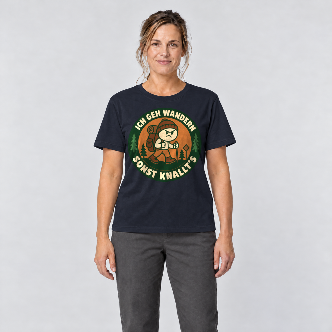 Frau trägt Sonst knallt’s – T-Shirt Unisex in Navy, Ansicht von vorn