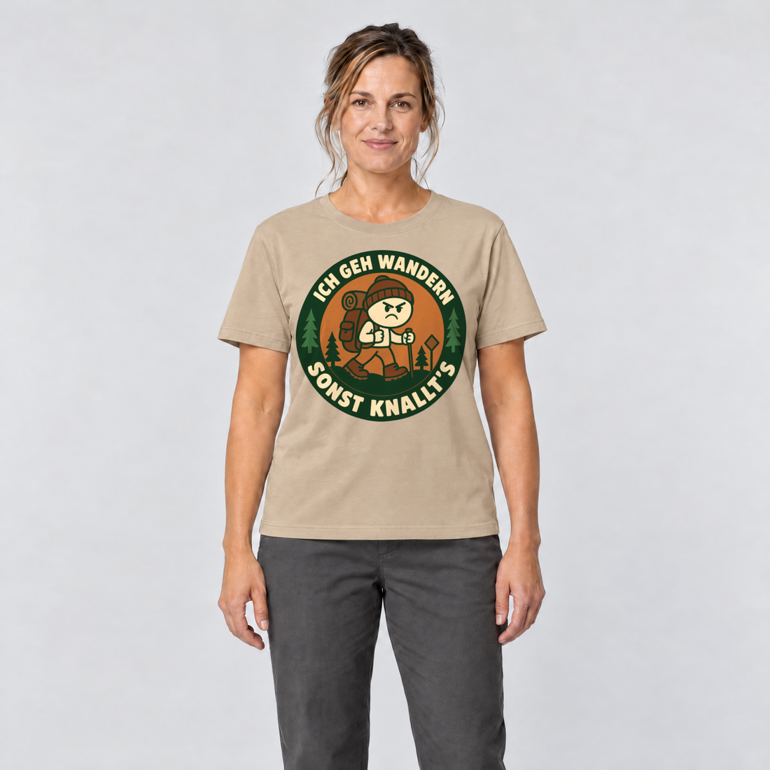 Frau trägt Sonst knallt’s – T-Shirt Unisex in Sand, Ansicht von vorn