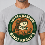 Nahaufnahme des Drucks: Sonst knallt’s – T-Shirt Unisex in Hellgrau, von einem Mann getragen