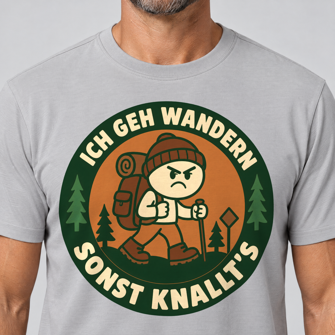Nahaufnahme des Drucks: Sonst knallt’s – T-Shirt Unisex in Hellgrau, von einem Mann getragen
