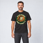 Mann trägt Sonst knallt’s – T-Shirt Unisex in Schwarz, Ansicht von vorn