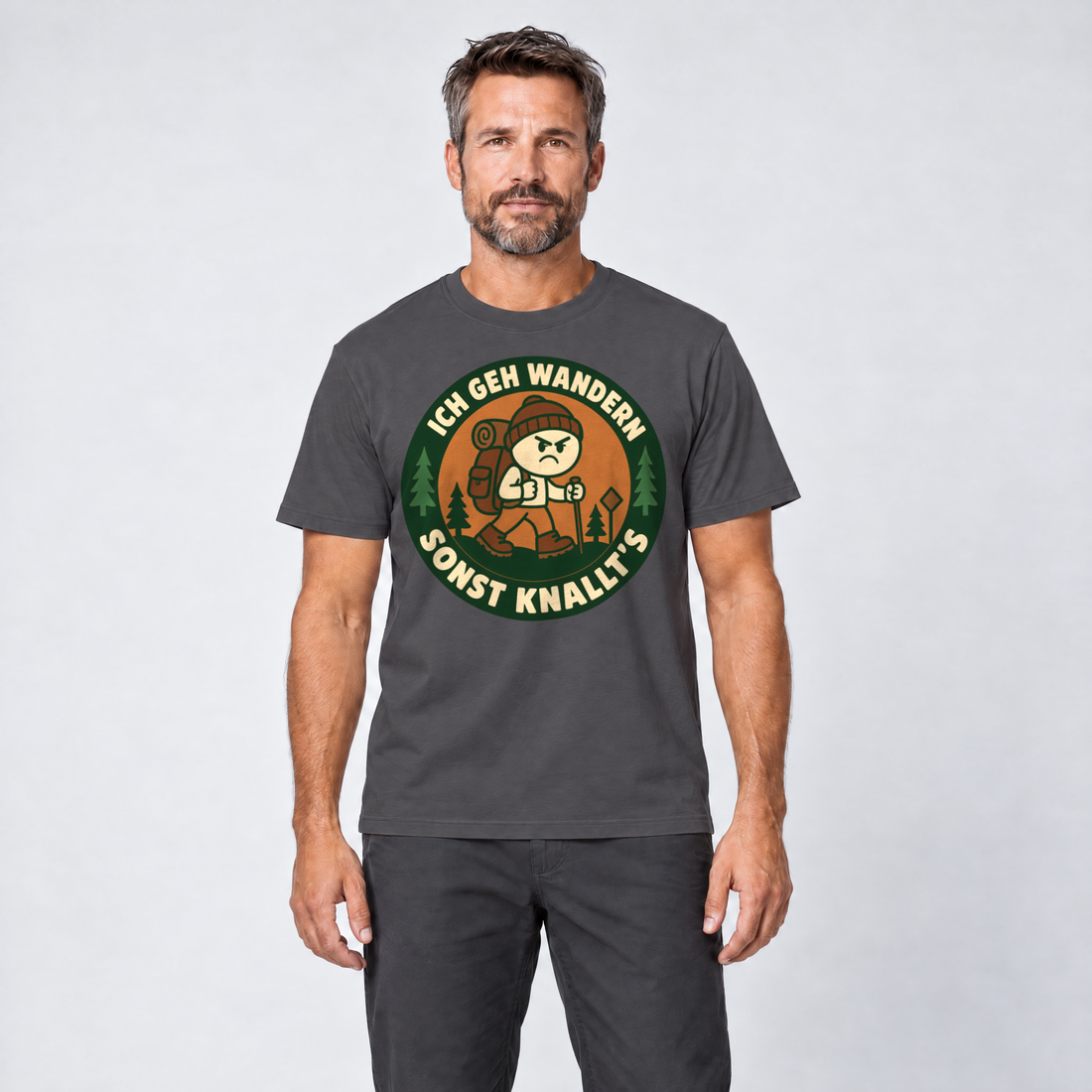Mann trägt Sonst knallt’s – T-Shirt Unisex in Dunkelgrau, Ansicht von vorn