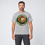 Mann trägt Sonst knallt’s – T-Shirt Unisex in Hellgrau, Ansicht von vorn