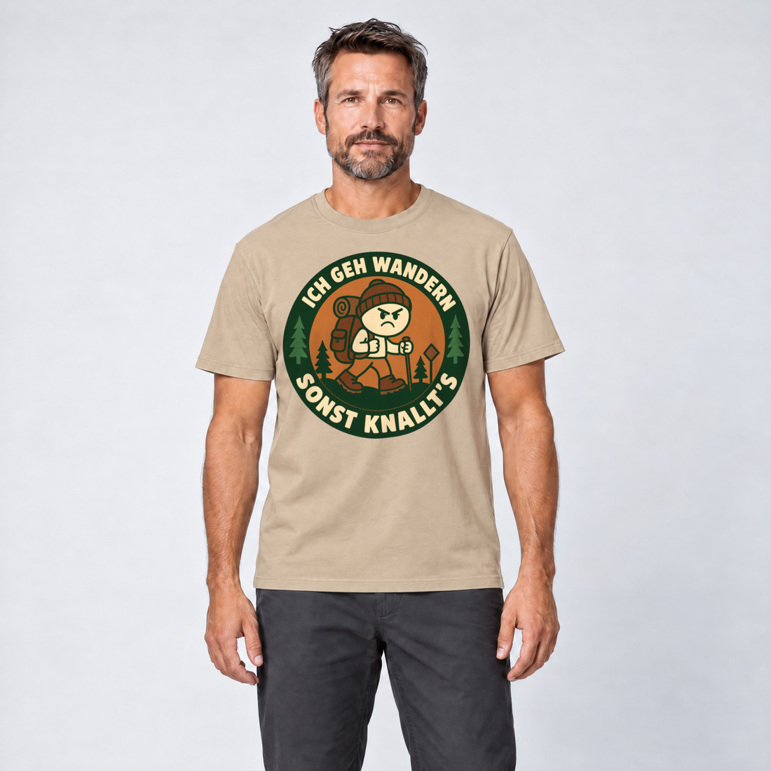 Mann trägt Sonst knallt’s – T-Shirt Unisex in Sand, Ansicht von vorn