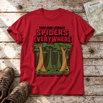 Literally Spiders Everywhere – T-Shirt Unisex in Rot, flach liegend auf alten Holzbrettern mit Wanderschuhen und Wanderkarte.
