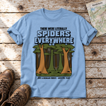 Literally Spiders Everywhere – T-Shirt Unisex in Himmelblau, flach liegend auf alten Holzbrettern mit Wanderschuhen und Wanderkarte.