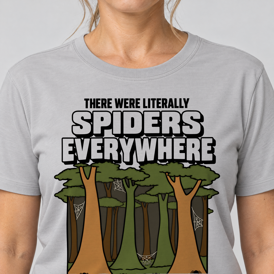 Nahaufnahme des Drucks: Literally Spiders Everywhere – T-Shirt Unisex in Hellgrau, von einer Frau getragen