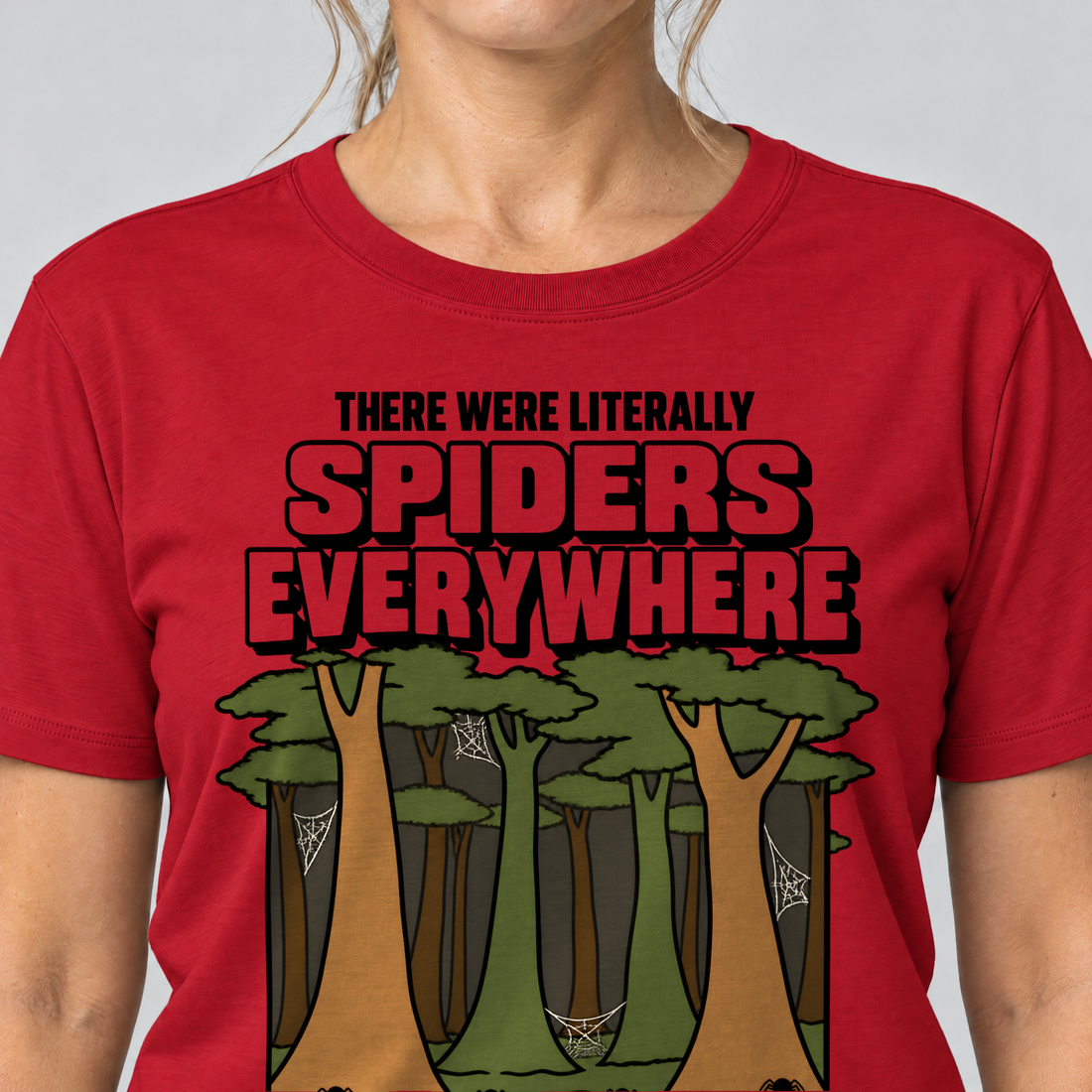 Nahaufnahme des Drucks: Literally Spiders Everywhere – T-Shirt Unisex in Rot, von einer Frau getragen