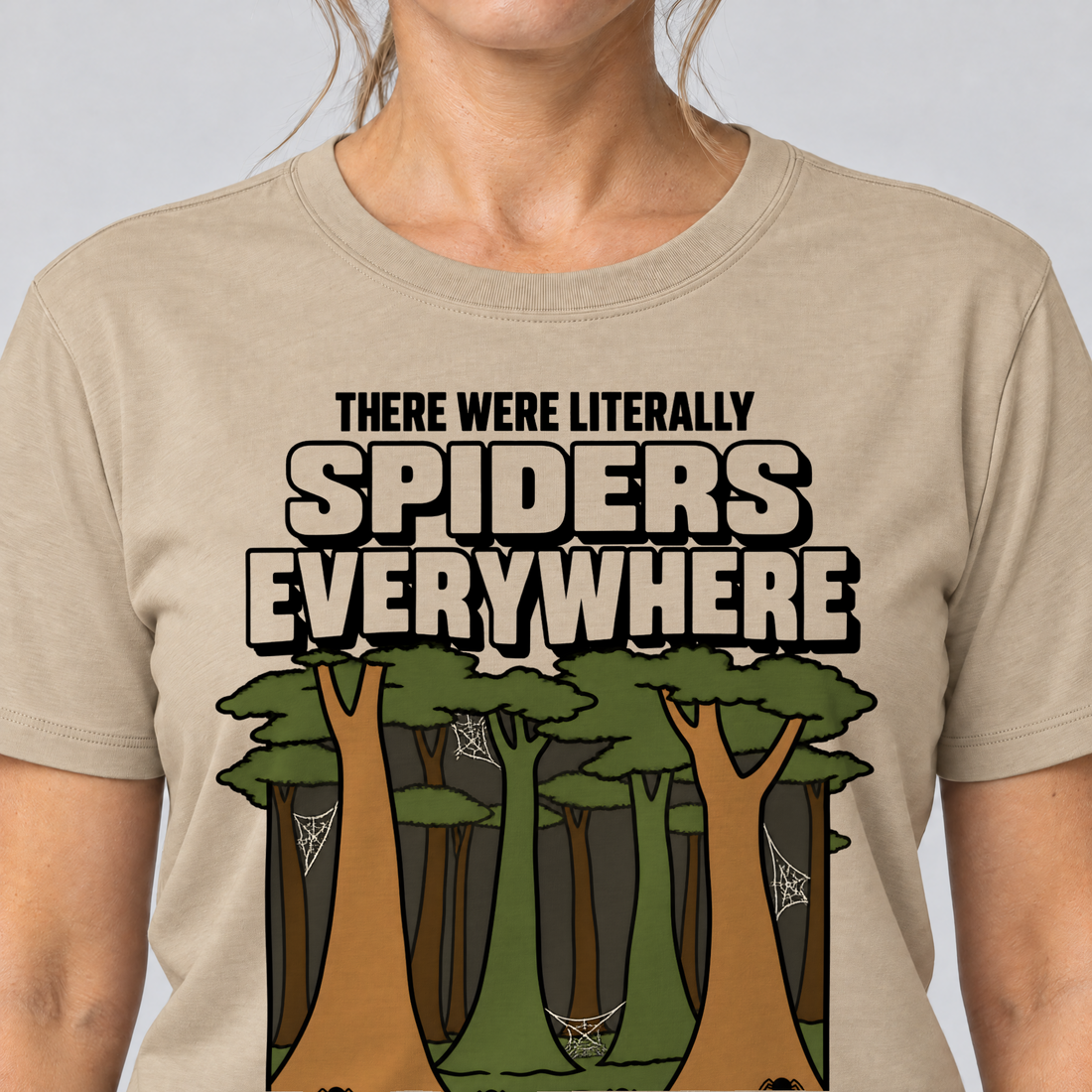 Nahaufnahme des Drucks: Literally Spiders Everywhere – T-Shirt Unisex in Sand, von einer Frau getragen