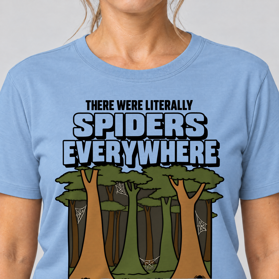 Nahaufnahme des Drucks: Literally Spiders Everywhere – T-Shirt Unisex in Himmelblau, von einer Frau getragen