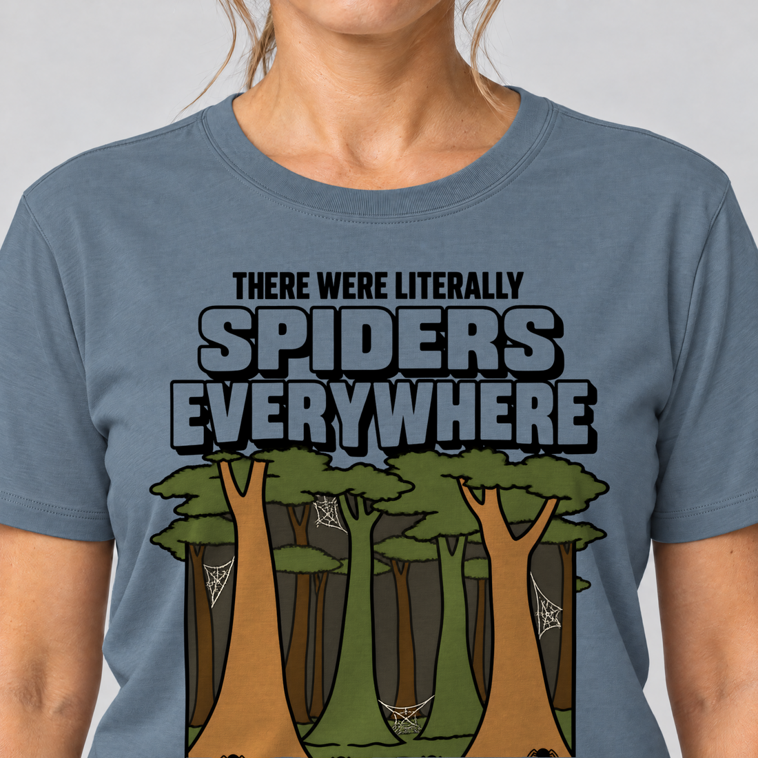 Nahaufnahme des Drucks: Literally Spiders Everywhere – T-Shirt Unisex in Steinblau, von einer Frau getragen