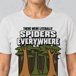 Nahaufnahme des Drucks: Literally Spiders Everywhere – T-Shirt Unisex in Weiß, von einer Frau getragen