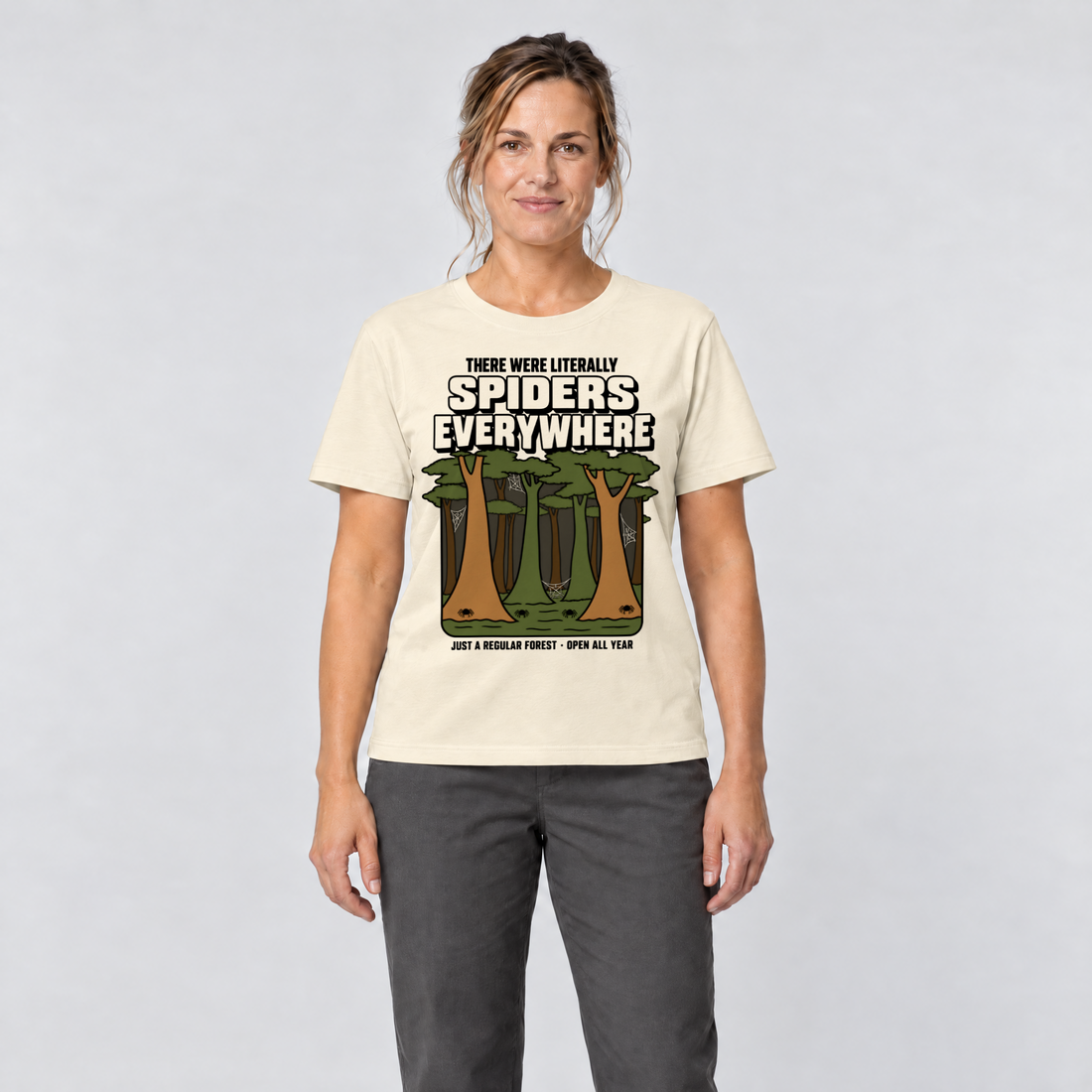 Frau trägt Literally Spiders Everywhere – T-Shirt Unisex in Natur, Ansicht von vorn