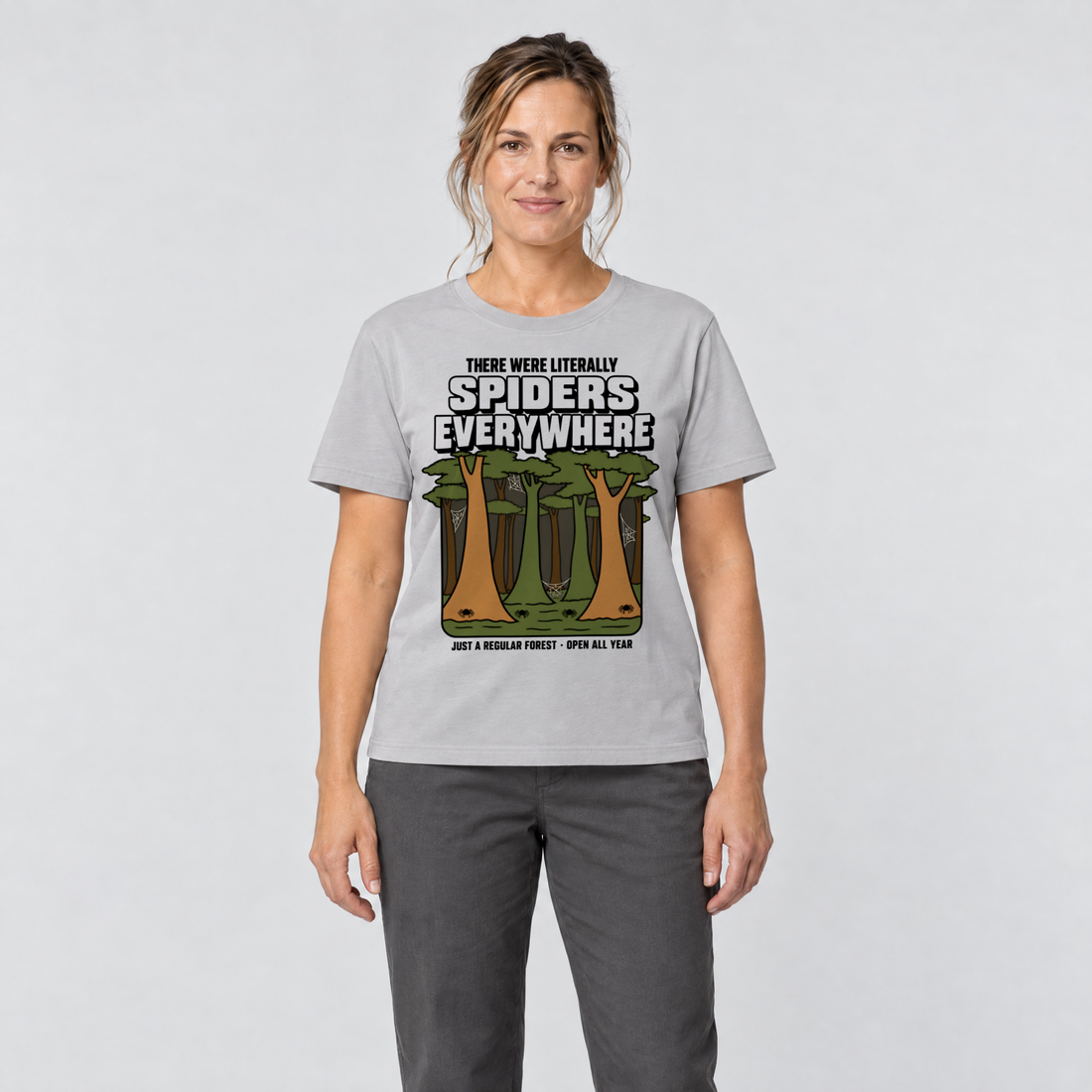 Frau trägt Literally Spiders Everywhere – T-Shirt Unisex in Hellgrau, Ansicht von vorn