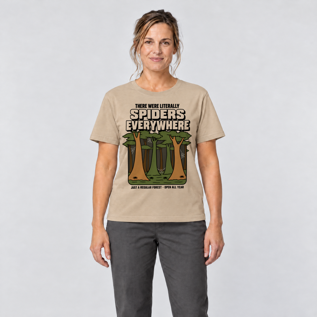 Frau trägt Literally Spiders Everywhere – T-Shirt Unisex in Sand, Ansicht von vorn