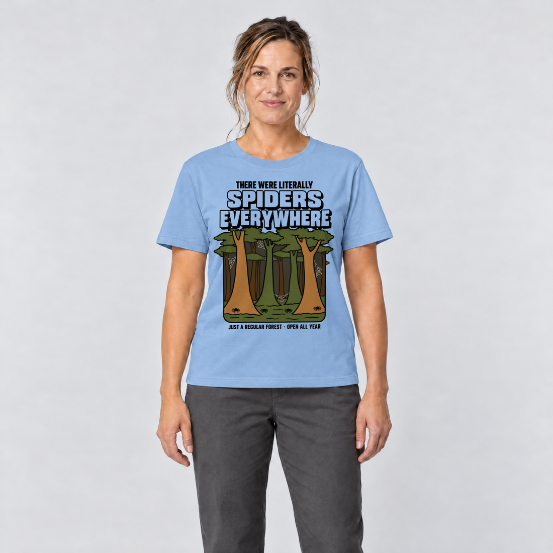 Frau trägt Literally Spiders Everywhere – T-Shirt Unisex in Himmelblau, Ansicht von vorn