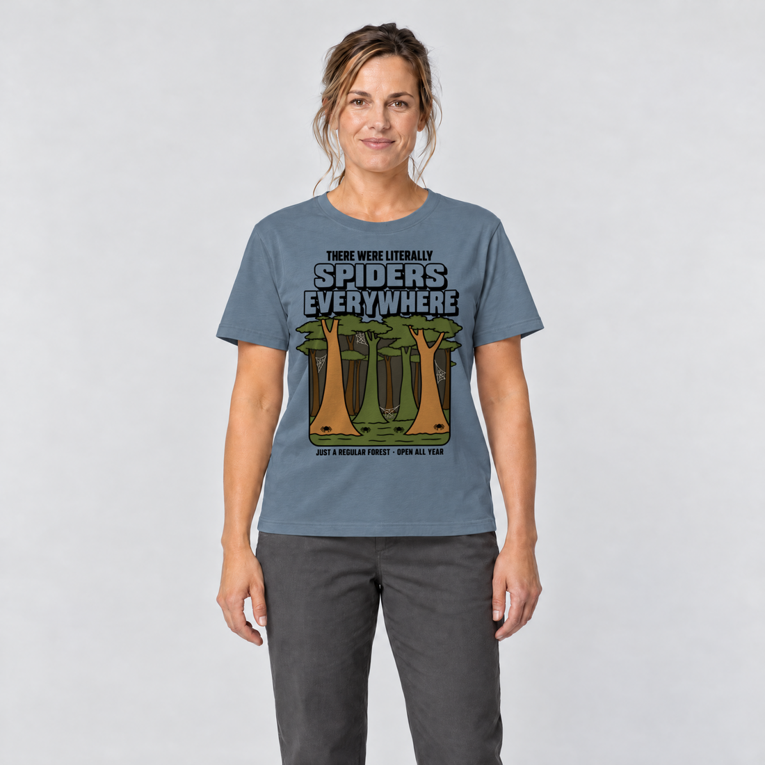 Frau trägt Literally Spiders Everywhere – T-Shirt Unisex in Steinblau, Ansicht von vorn