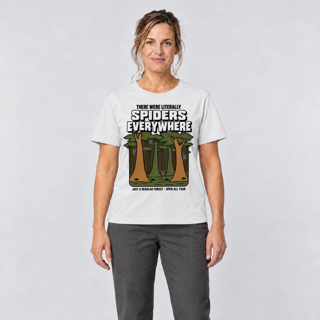 Frau trägt Literally Spiders Everywhere – T-Shirt Unisex in Weiß, Ansicht von vorn