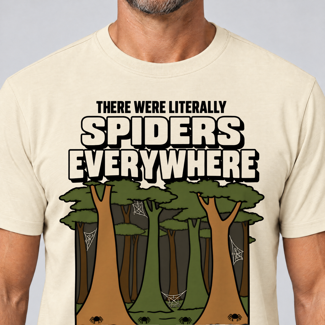 Nahaufnahme des Drucks: Literally Spiders Everywhere – T-Shirt Unisex in Natur, von einem Mann getragen