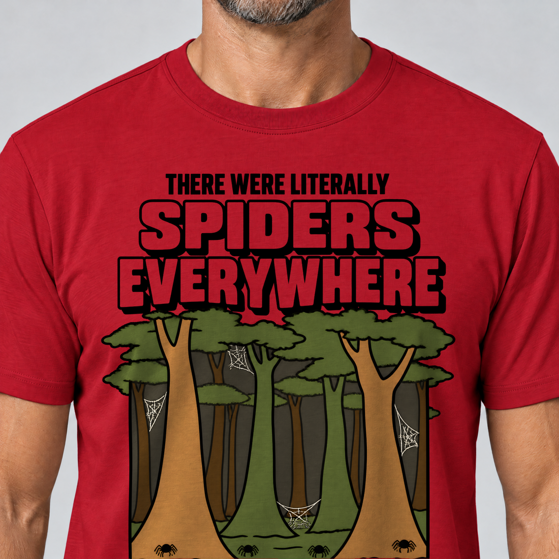 Nahaufnahme des Drucks: Literally Spiders Everywhere – T-Shirt Unisex in Rot, von einem Mann getragen