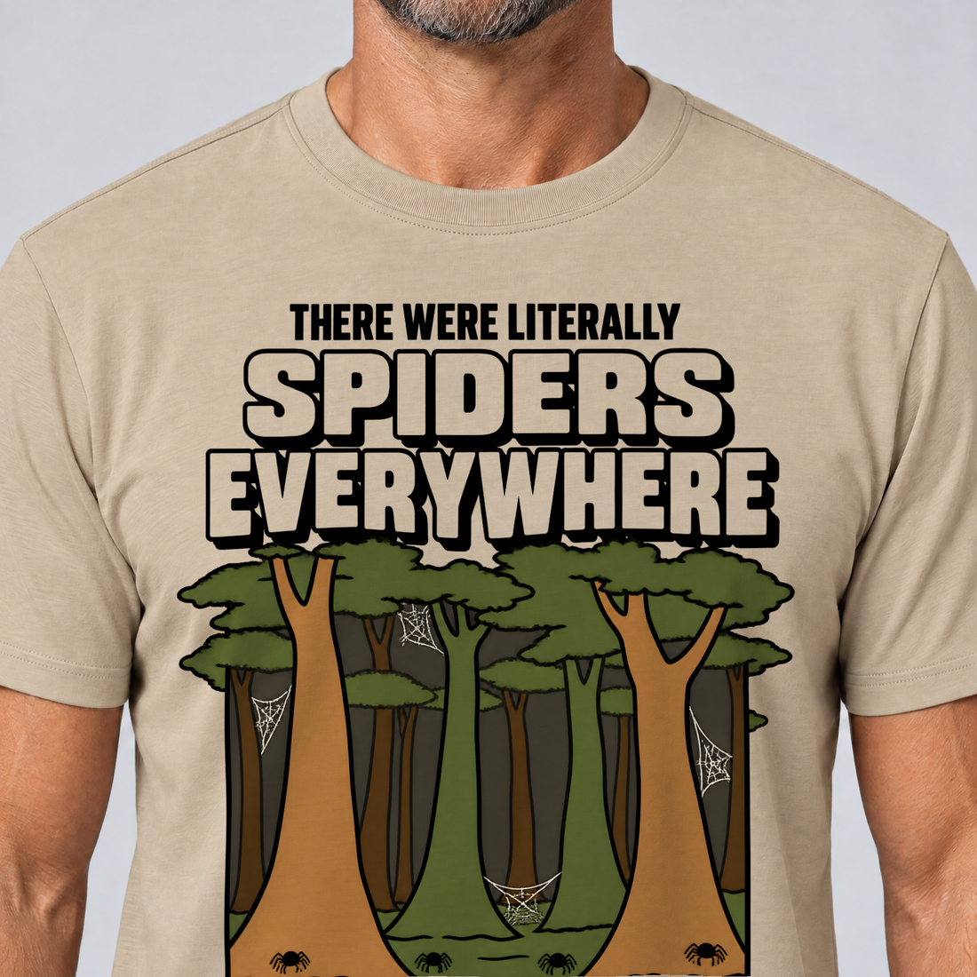 Nahaufnahme des Drucks: Literally Spiders Everywhere – T-Shirt Unisex in Sand, von einem Mann getragen