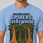Nahaufnahme des Drucks: Literally Spiders Everywhere – T-Shirt Unisex in Himmelblau, von einem Mann getragen