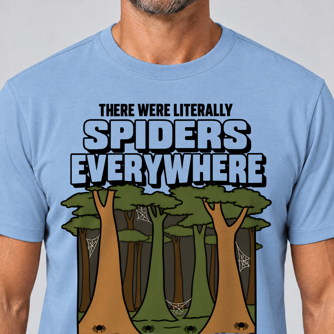 Nahaufnahme des Drucks: Literally Spiders Everywhere – T-Shirt Unisex in Himmelblau, von einem Mann getragen
