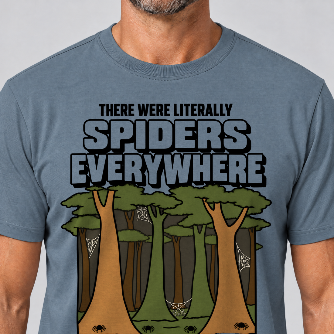 Nahaufnahme des Drucks: Literally Spiders Everywhere – T-Shirt Unisex in Steinblau, von einem Mann getragen