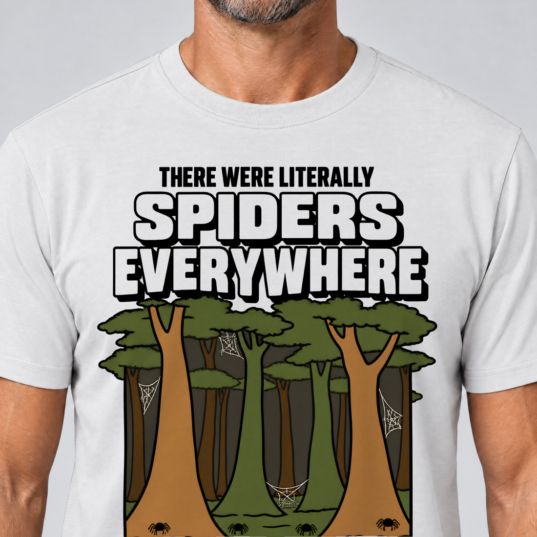 Nahaufnahme des Drucks: Literally Spiders Everywhere – T-Shirt Unisex in Weiß, von einem Mann getragen