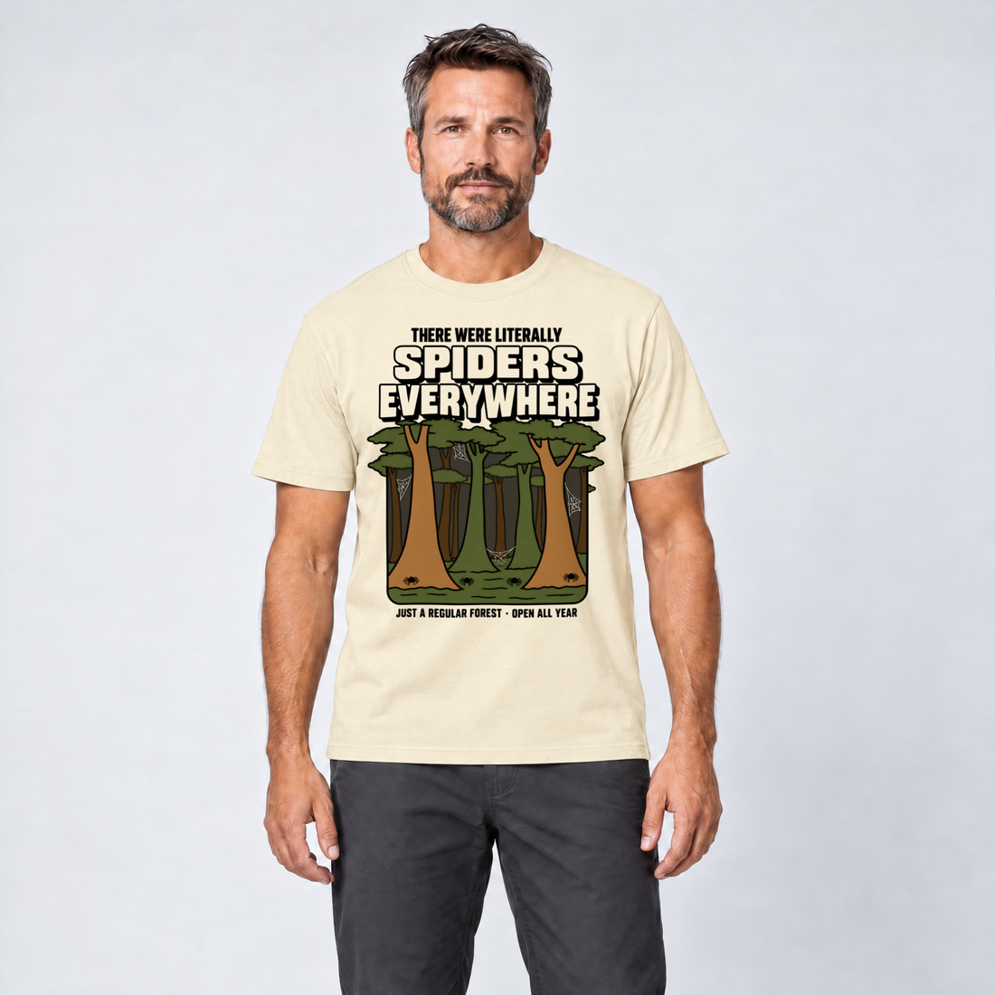 Mann trägt Literally Spiders Everywhere – T-Shirt Unisex in Natur, Ansicht von vorn