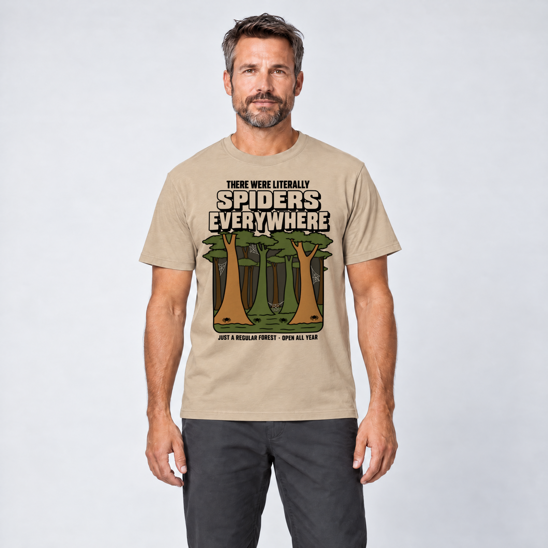 Mann trägt Literally Spiders Everywhere – T-Shirt Unisex in Sand, Ansicht von vorn