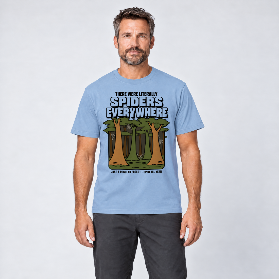 Mann trägt Literally Spiders Everywhere – T-Shirt Unisex in Himmelblau, Ansicht von vorn