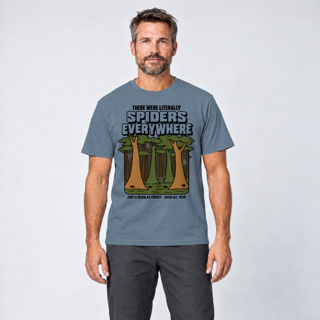 Mann trägt Literally Spiders Everywhere – T-Shirt Unisex in Steinblau, Ansicht von vorn