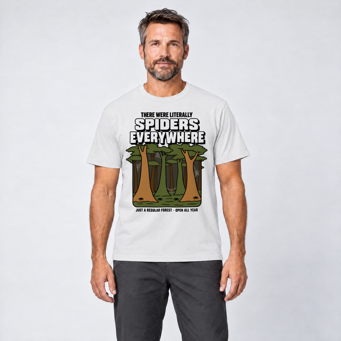 Mann trägt Literally Spiders Everywhere – T-Shirt Unisex in Weiß, Ansicht von vorn