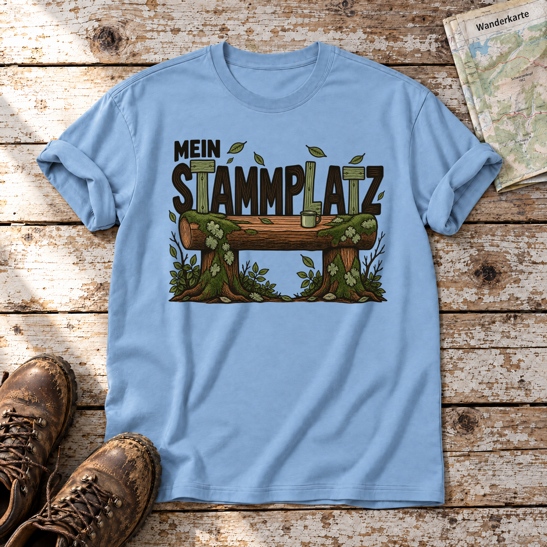 Mein Stammplatz – T-Shirt Unisex in Himmelblau, flach liegend auf alten Holzbrettern mit Wanderschuhen und Wanderkarte.