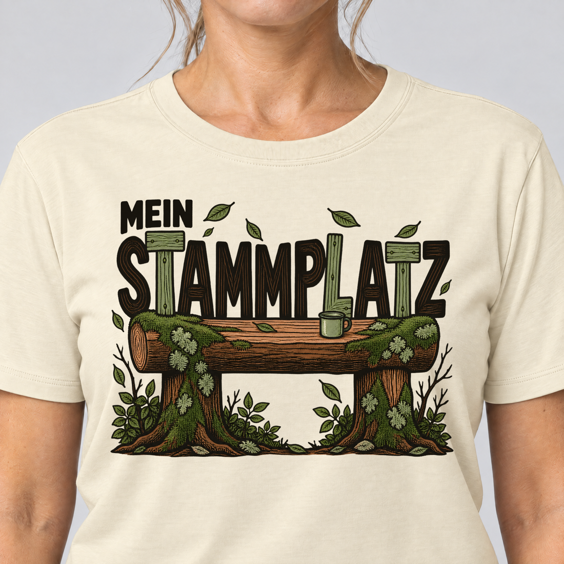 Nahaufnahme des Drucks: Mein Stammplatz – T-Shirt Unisex in Natur, von einer Frau getragen