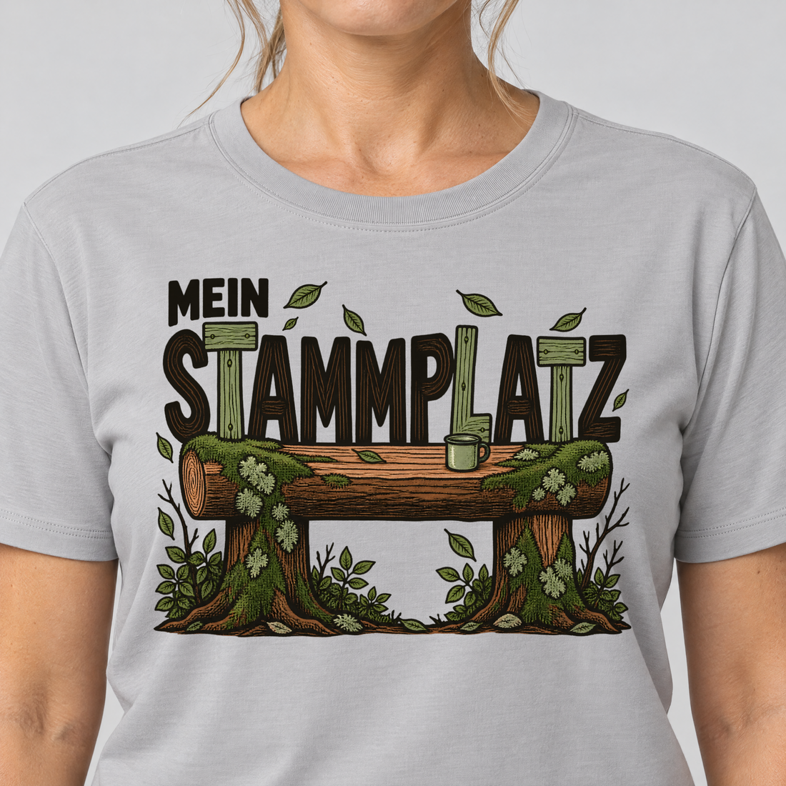 Nahaufnahme des Drucks: Mein Stammplatz – T-Shirt Unisex in Hellgrau, von einer Frau getragen